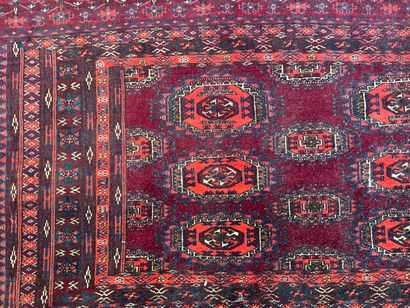 Tapis fait main en laine rouge.

153 x 75...
