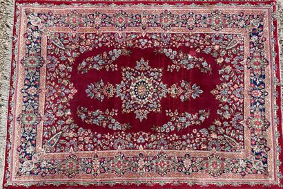 Tapis laine

270 x 180 cm. 

Taches.