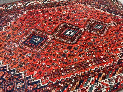 Tapis fait main en laine rouge.

280 x 208...