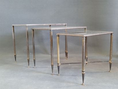 Suite de trois tables basses gigognes, en...