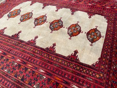 Tapis fait main 

160 x 125 cm. 

Taches...