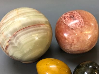 Collection de quatre sphères et sept oeufs...