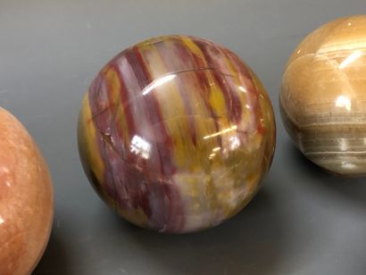 Collection de quatre sphères et sept oeufs...