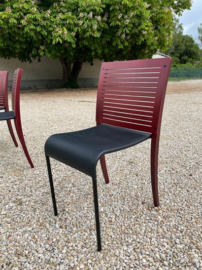 Suite de huit chaises modernes en bois stratifié...