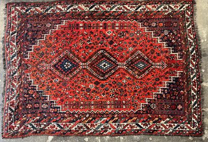 Tapis fait main en laine rouge.

280 x 208...