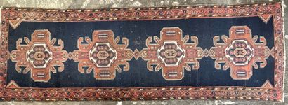 Tapis galerie fait main en laine.

290 x...