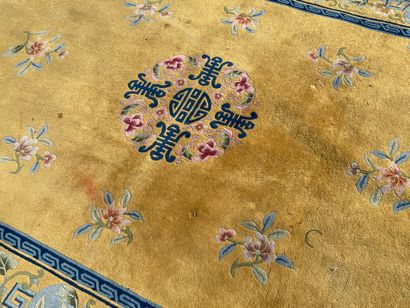 Tapis en laine chinois, fond jaune

190 x...