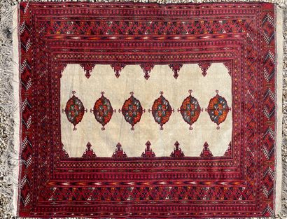 Tapis fait main 

160 x 125 cm. 

Taches...