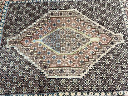 Tapis fait main en laine, Iran

160 x 123...