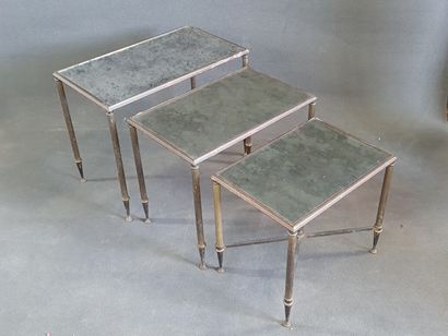 Suite de trois tables basses gigognes, en...