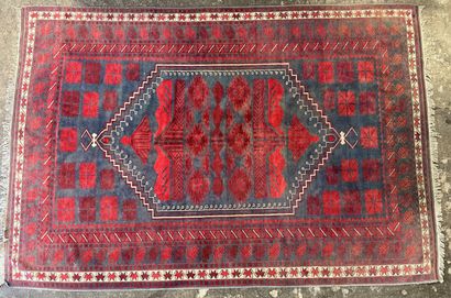 Tapis fait main en laine rouge.

300 x 200...