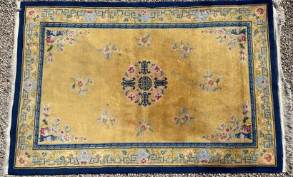 Tapis en laine chinois, fond jaune

190 x...