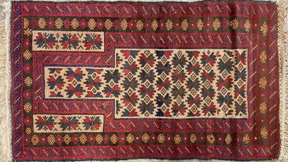 Tapis fait main

158 x 85 cm. 

Usures.