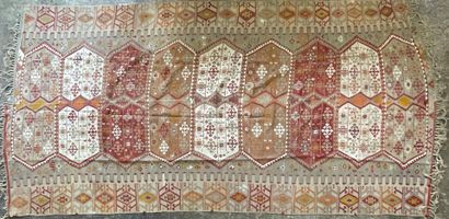 Tapis kilim

180 x 350 cm.