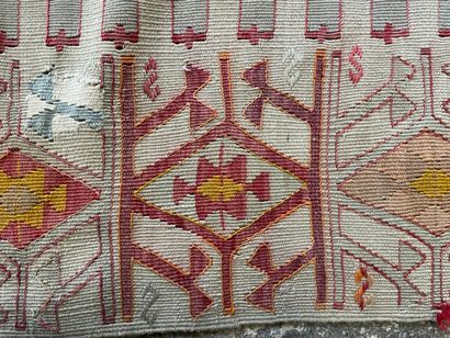 Tapis kilim

180 x 350 cm.
