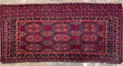 Tapis fait main en laine rouge.

153 x 75...