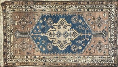 Tapis fait main. 

190 x 107 cm

Usures.