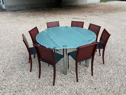 Suite de huit chaises modernes en bois stratifié...
