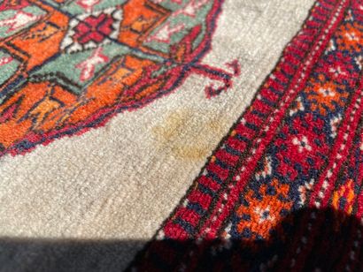 Tapis fait main 

160 x 125 cm. 

Taches...