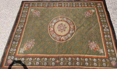 
Grand tapis tissé à décor de fleurs




Epoque...