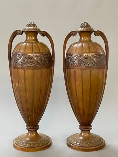 Paire de vases couverts fuseaux sur piedouche,...