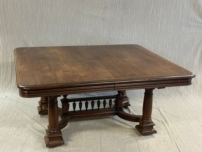 Grande table de salle-à-manger à allonges.

XIXème...