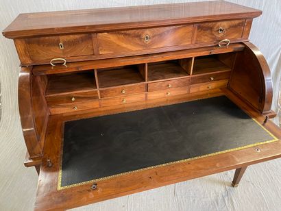 Bureau cylindre en placage de noyer, ouvrant...