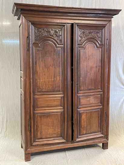 Armoire en bois fruitier mouluré et sculpté,...