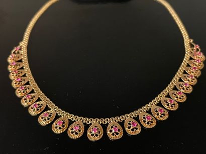 Collier en or 750°/ 00 et petits grenats.

L:...