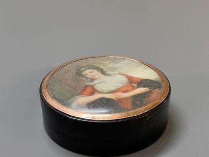 Boite en écaille, ornée d'une miniature signé...