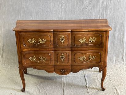 Commode sauteuse en noyer mouluré, façade...