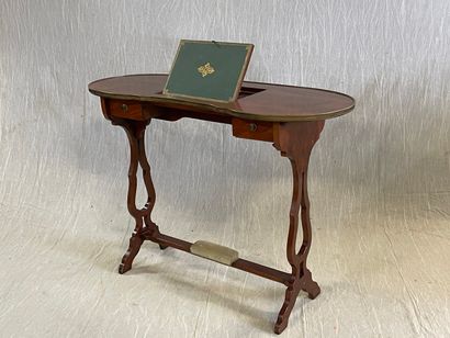 Table écritoire en acajou de forme rognon.

XIX°...