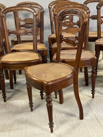 Suite de douze chaises cannées en noyer,...
