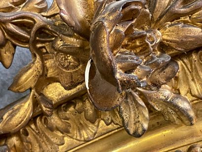 Grand miroir cadre en bois et stuc doré.

Napoléon...