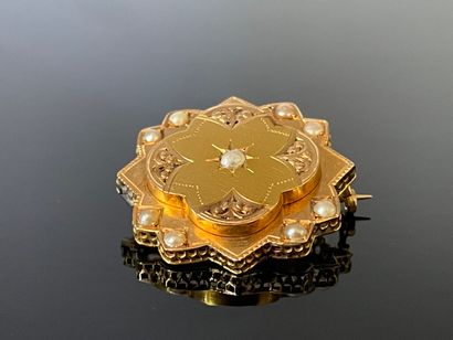 Broche en or 750°/00, sertie de petites perles.

D:...