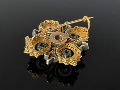 Petite broche en or , sertie de petits diamants...