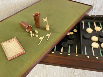 Table de tric-trac en acajou, pieds gaines...
