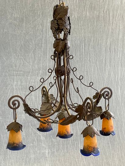DEGUÉ: Grand lustre en fer forgé à cinq tulipes...