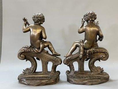Paire de grands putti musiciens en métal...