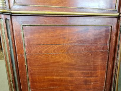 Commode en acajou ouvrant à trois tiroirs,...
