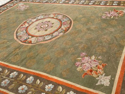 
Grand tapis tissé à décor de fleurs




Epoque...