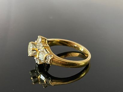 Bague en or jaune 750°/00, sertie d'un diamant...