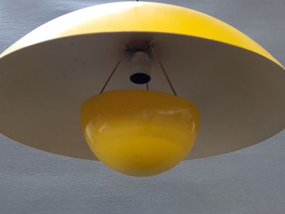 Suspension en métal laqué jaune intérieur...