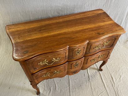 Commode sauteuse en noyer mouluré, façade...