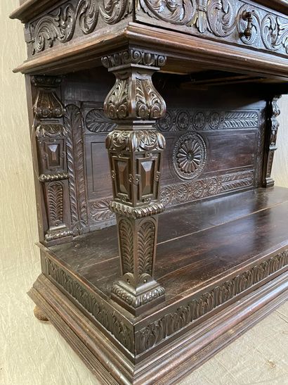 Cabinet en bois sculpté et mouluré ouvrant...