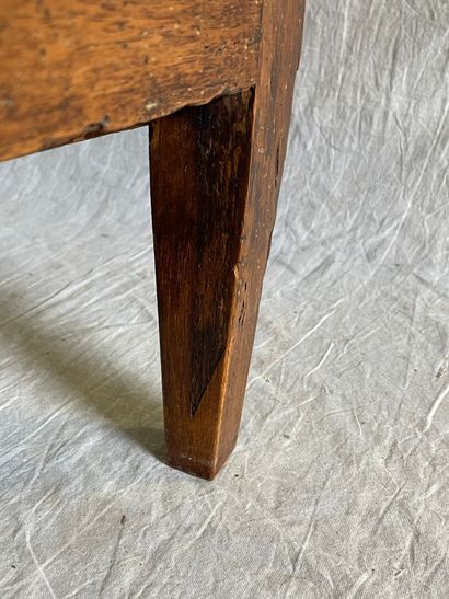 Commode en noyer , les trois tiroirs soulignés...