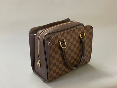 LOUIS VUITTON. Sac à main modèle Triana.

Sac...