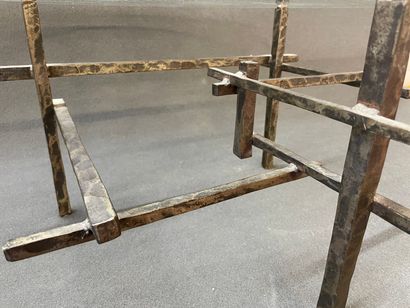 Table basse. 

Pietement en fer forgé, plateau...