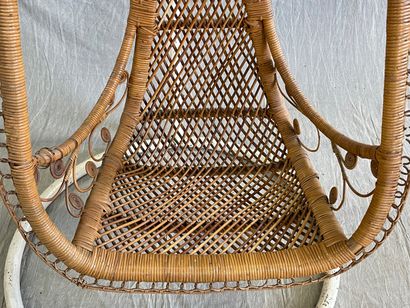 Fauteuil en osier suspendu , fut en métal...