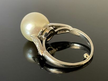 Bague en or 750°/00 sertie d'une importante...